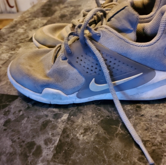 Boys nike shoes - Picture 3 of 5